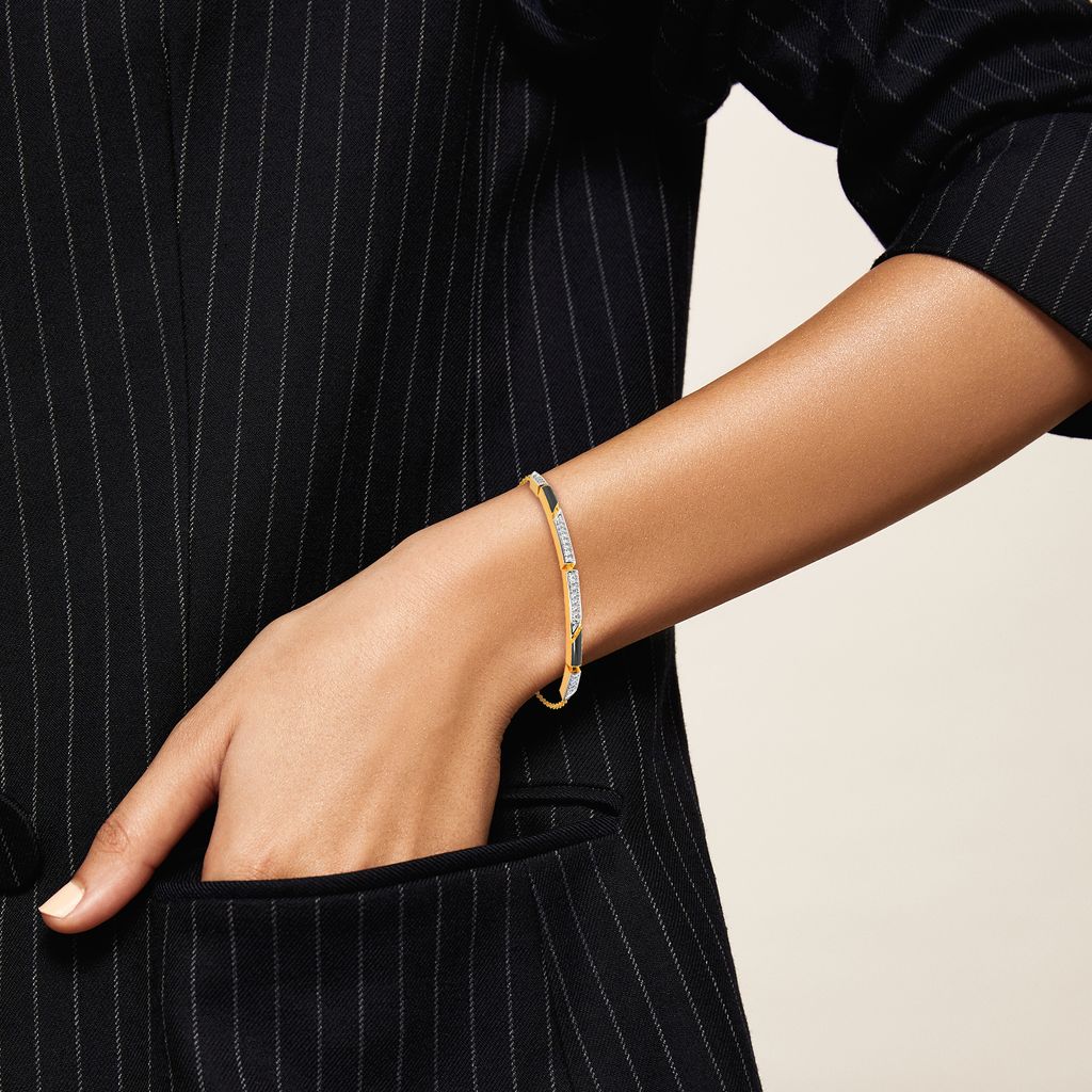 Linear Codes Diamond Bracelets