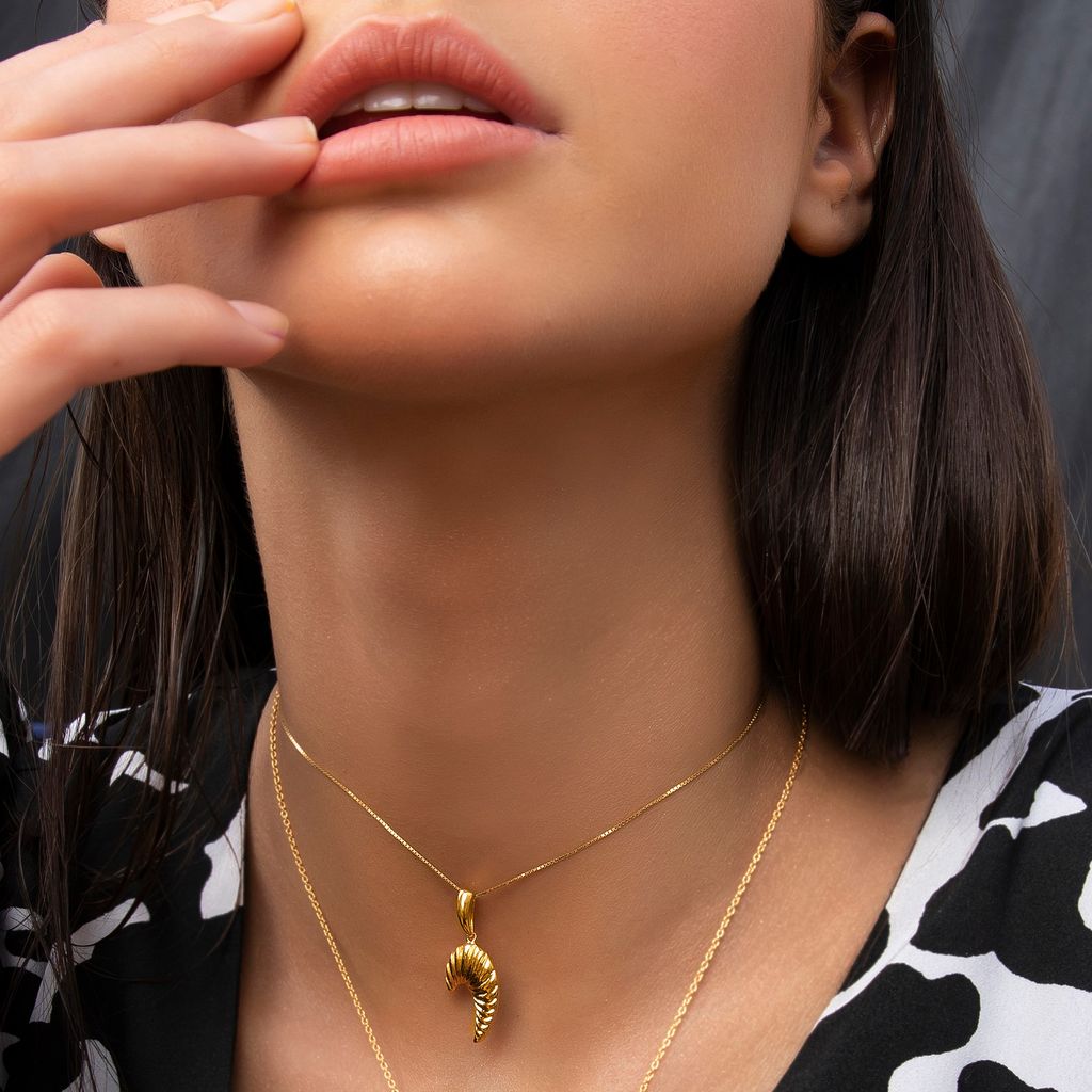 The Juliet Groove Gold Pendants