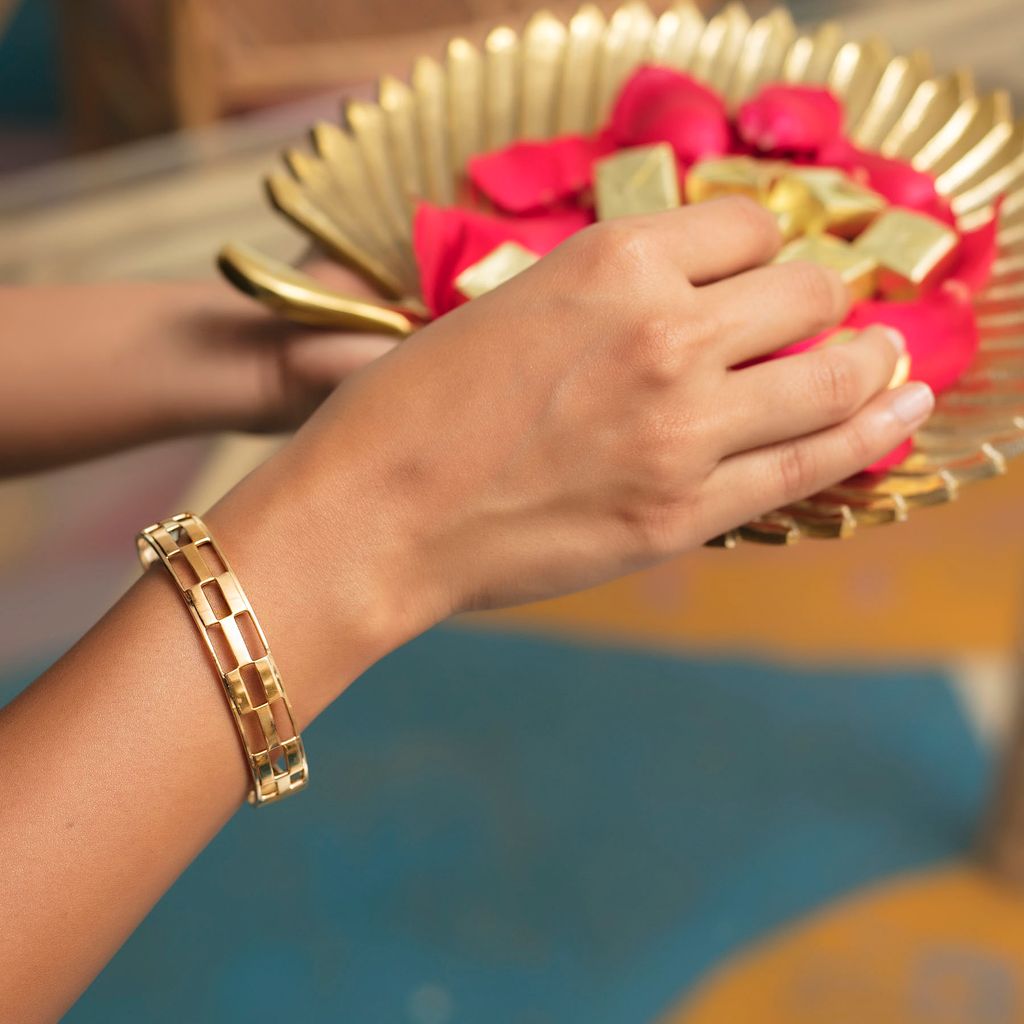 Bar Pattern Gold Bangles