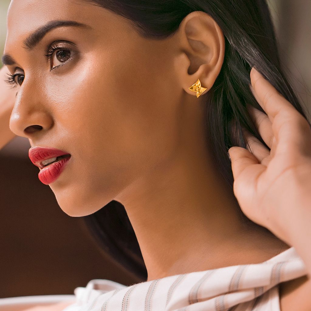 Classic Clasps Gold Earrings