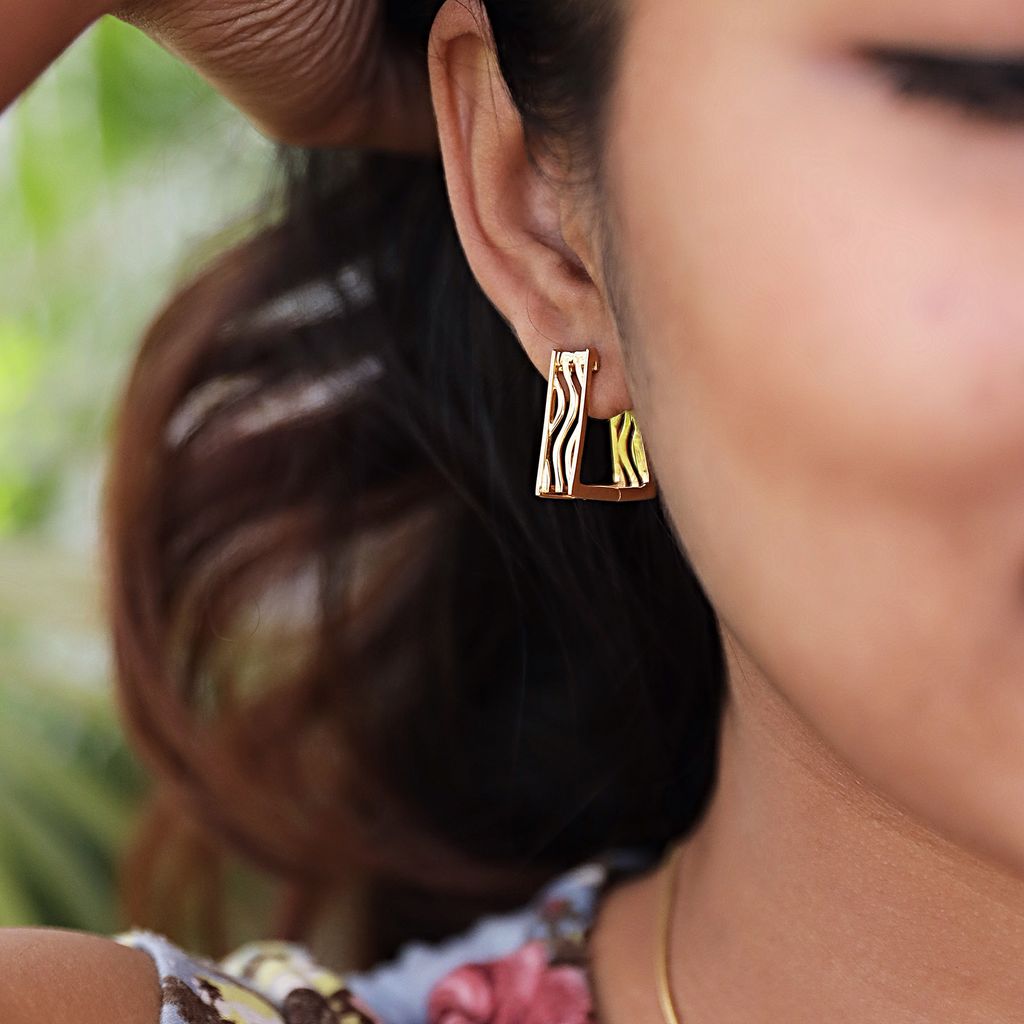 Swerve Curve Gold Earrings